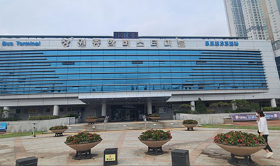 외부광장에서 바라본 창원종합버스터미널 정면 사진