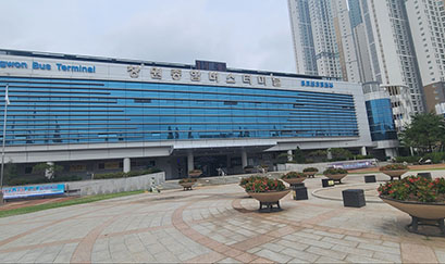 외부광장 좌측에서 바라본 창원종합버스터미널 정면 사진