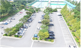 항공에서 바라본 코트장 옆 테니스장 전용 주차장을 촬영한 사진입니다.