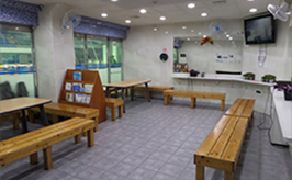 창원실내수영장의 파우더룸을 촬영하여 대기 공간의 깔끔한 구조와
편의 시설을 담은 사진입니다.