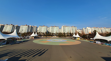 만남의 광장에서 천막을 치고 행사를 하고 있는 모습