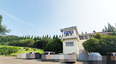 1층에서 바라본 궁도장의 외관 건물 모습