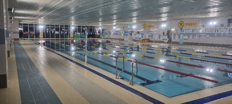 성산스포츠센터 수영장 내부 경영풀 사진입니다. 경영풀은 25M×12.75M 6개 레인입니다.