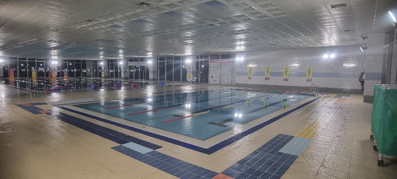 성산스포츠센터 수영장 내부 유아풀 사진입니다. 유아풀은 13.75M×7M 4개 레인입니다.