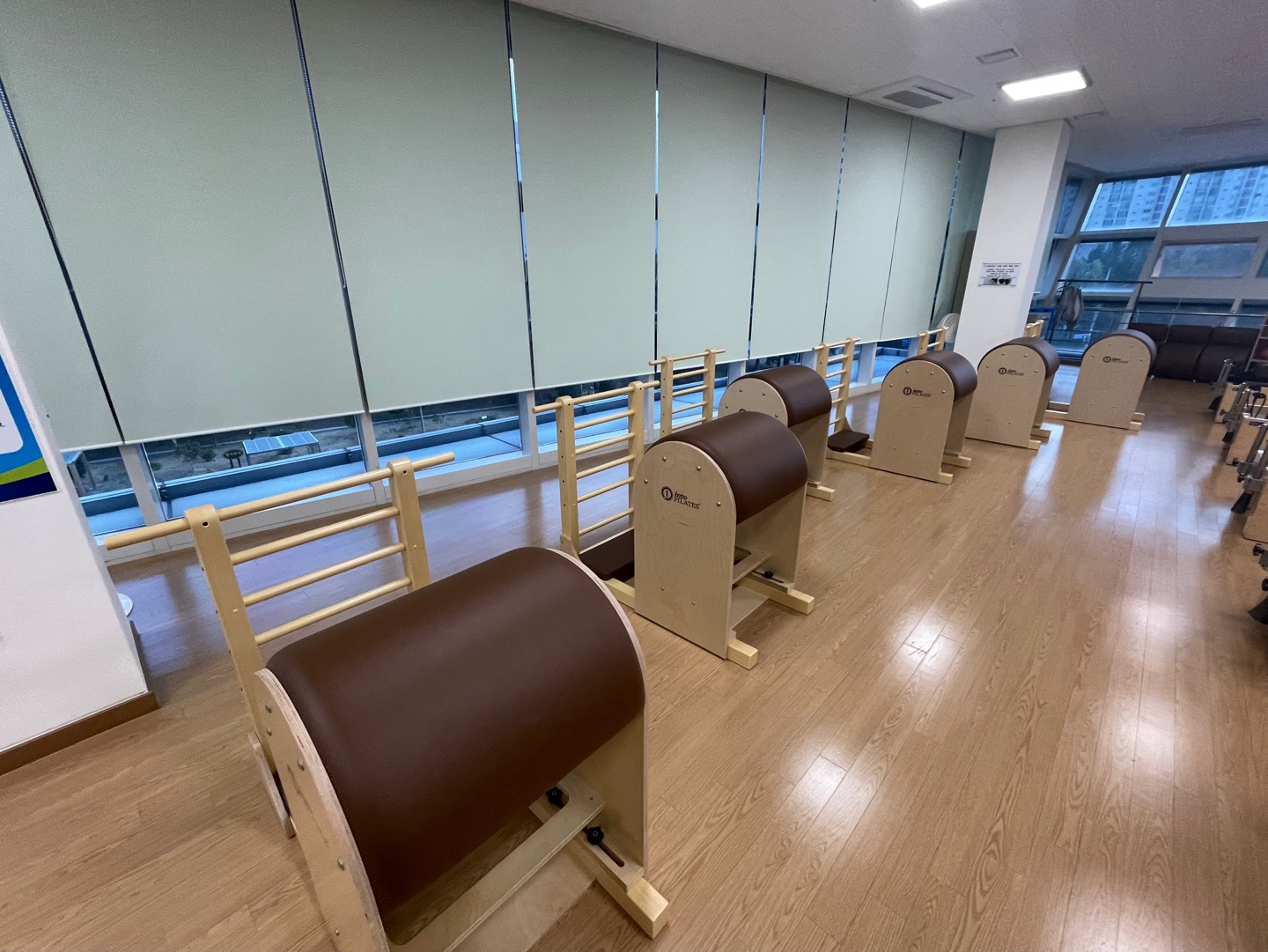 성산스포츠센터 3층에 위치한 휘트니스4실 기구필라테스실 내부이며, 기구필라테스 중 바른자세 교정 및 유연성 강화에 효과가 좋은 레더바렐이 나열되어 있습니다.