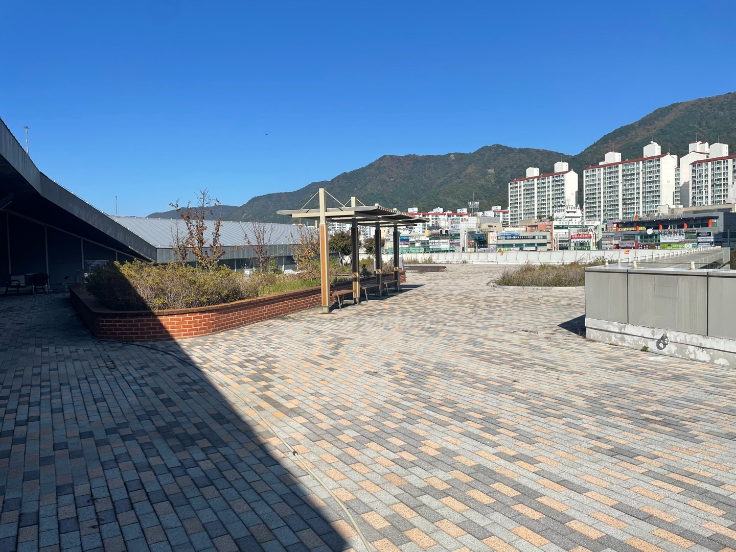 성산스포츠센터 옥상 쉼터 사진입니다.
