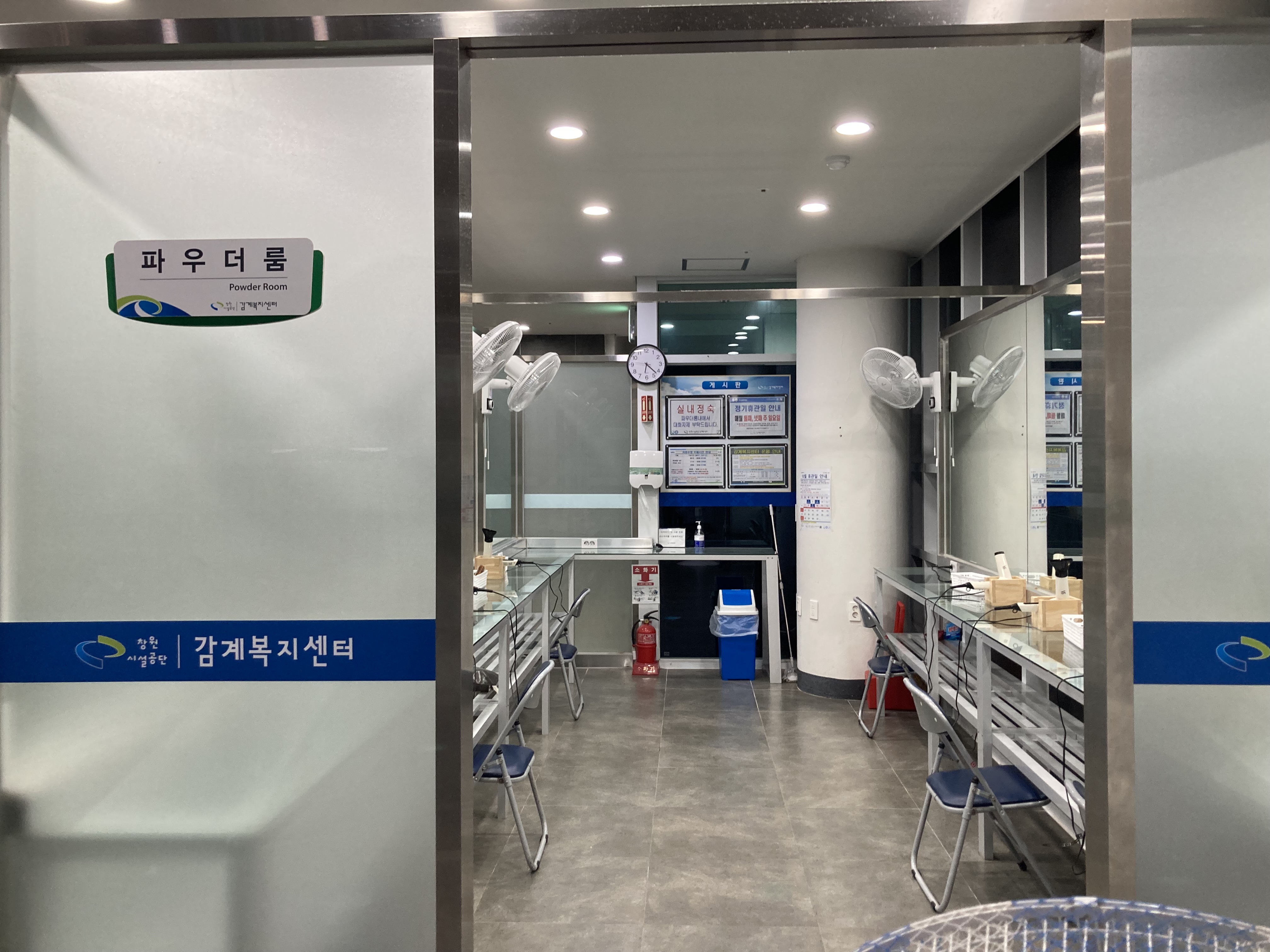 입구 앞에서 바라본 파우더룸 입구 사진입니다. 안쪽에는 샤워 후 머리를 말릴 수 있는 헤어드라이기와 용모를 확인할 수 있는 거울, 의자 등이 비치되어 있습니다.