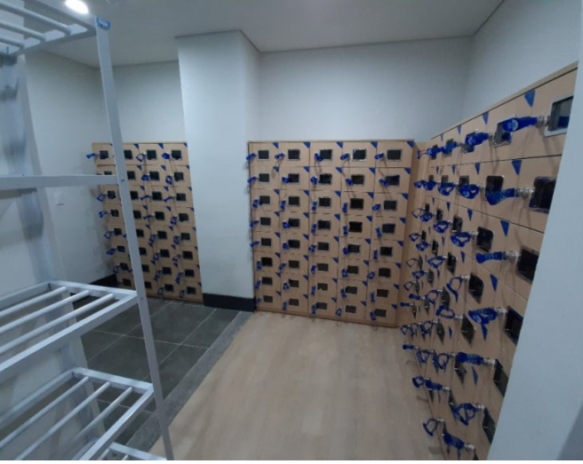 입구 쪽 신발장 사진이며, 키가 꽂힌 사물함이 나열되어 있는 모습입니다.