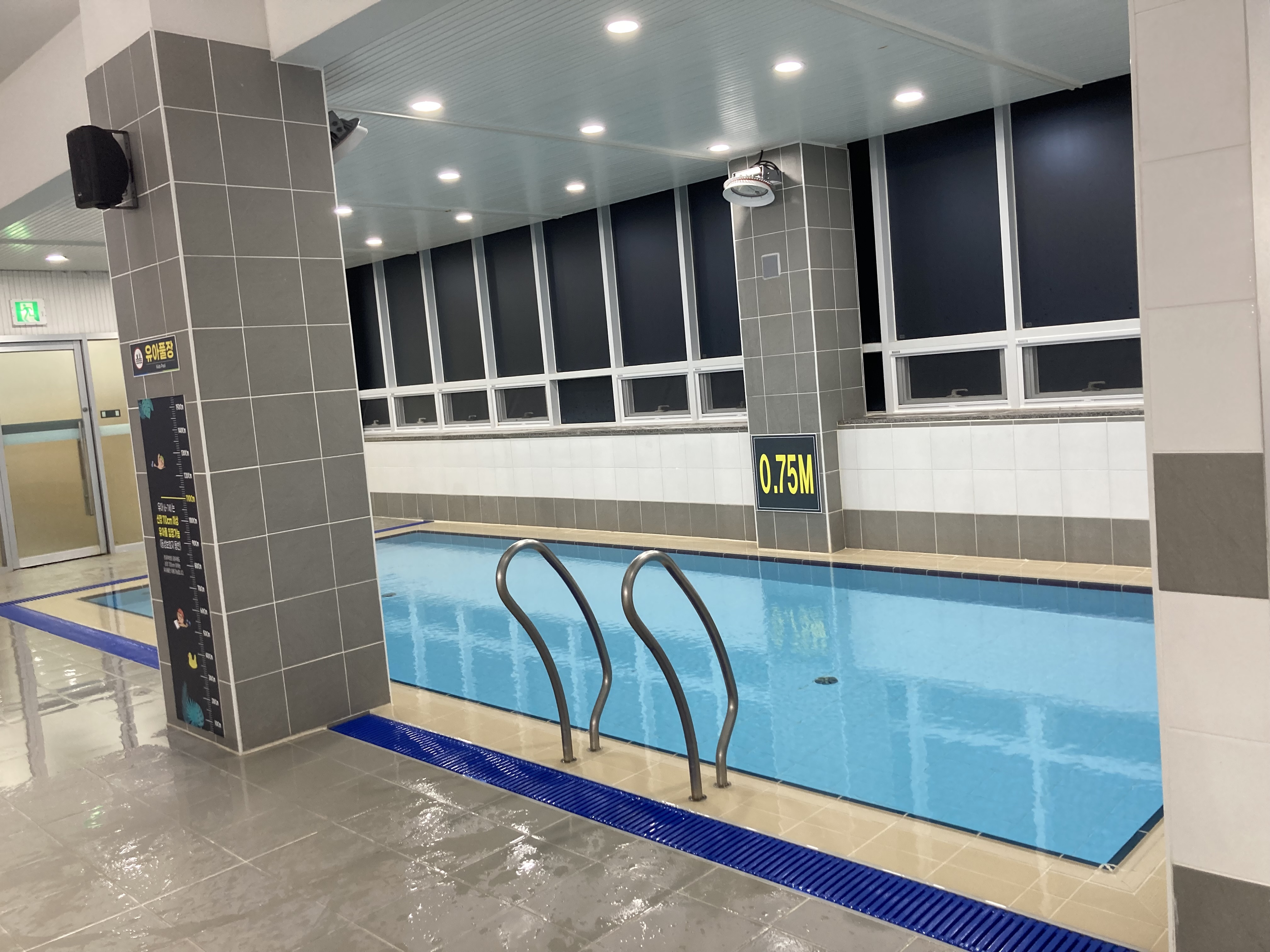 감계복지관 내 유아풀장을 담은 사진이며, 0.75M의 수심이며, 신장 110cm 이상의 유아 입장 가능이라는 안내가 기둥에 붙어있습니다.