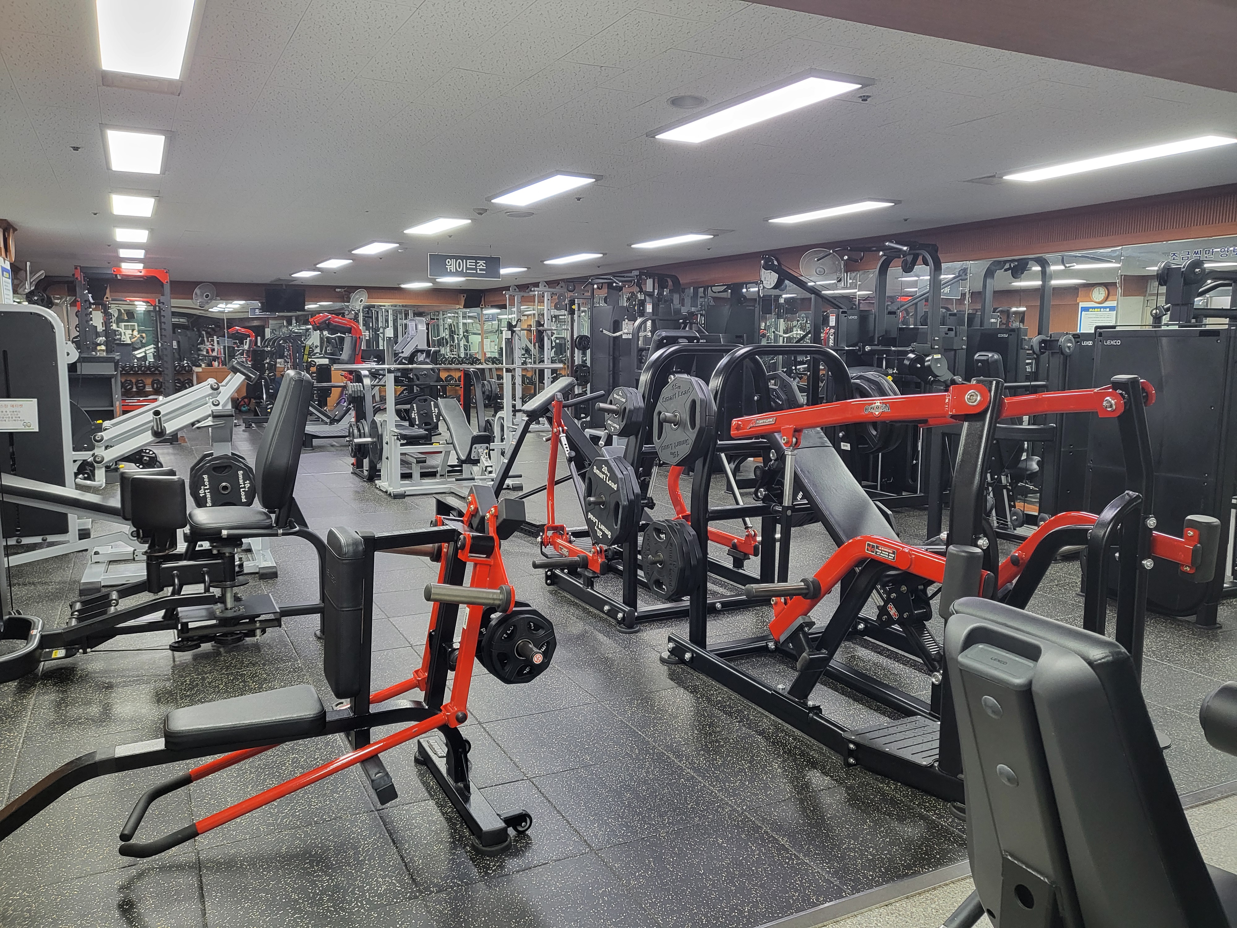 헬스장 측면에서 촬영한 사진