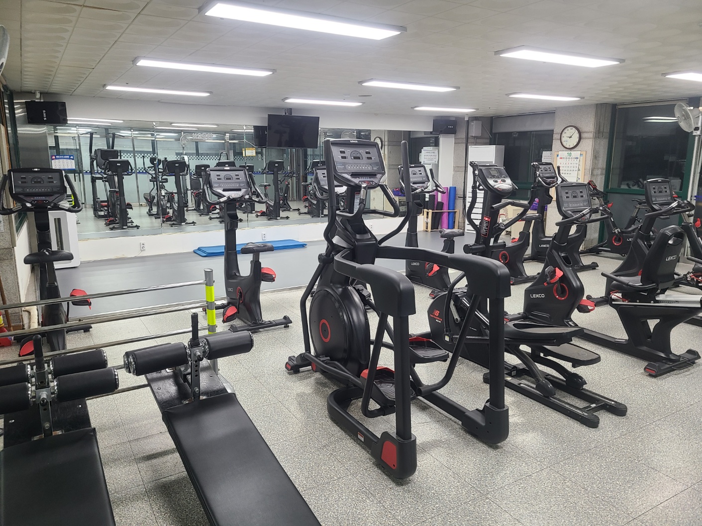 좌측 안쪽에서 촬영한 사진이며, 안쪽부터 거울을 포함한 스트레칭 존과 운동기구들이 나열되어 있습니다.