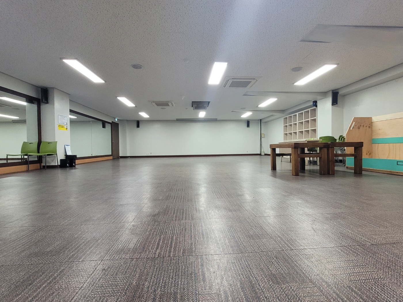 입구에서 바라본 늘푸른전당의 창의나눔실 내부 사진이며, 좌측에는 벽면에 전신거울이 설치되어 있고, 우측에는 선반 등이 위치해 있습니다.