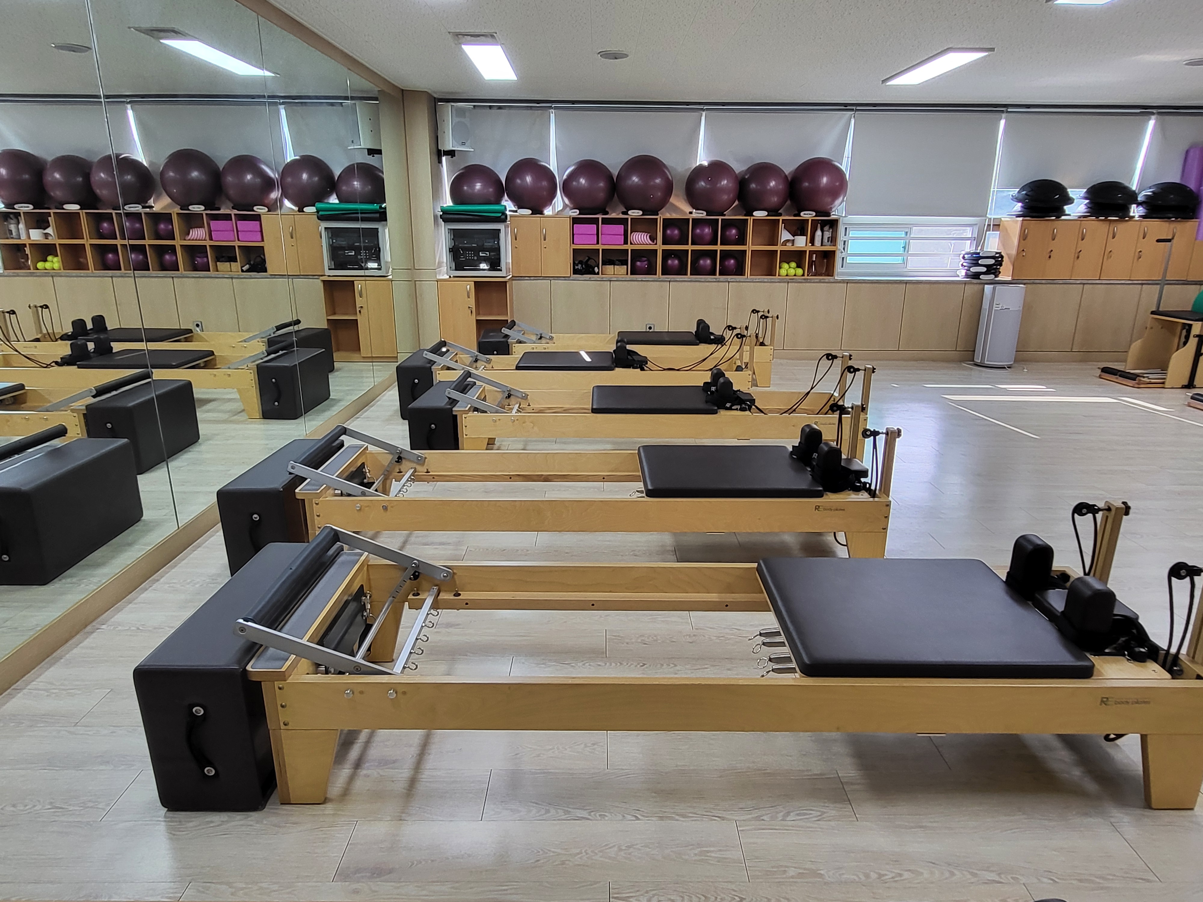 늘푸른전당의 프로그램실2 내부 중 일부를 촬영한 사진이며, 거울 앞에는 프로그램을 위한 기구(리포머)가 나열되어 있습니다.