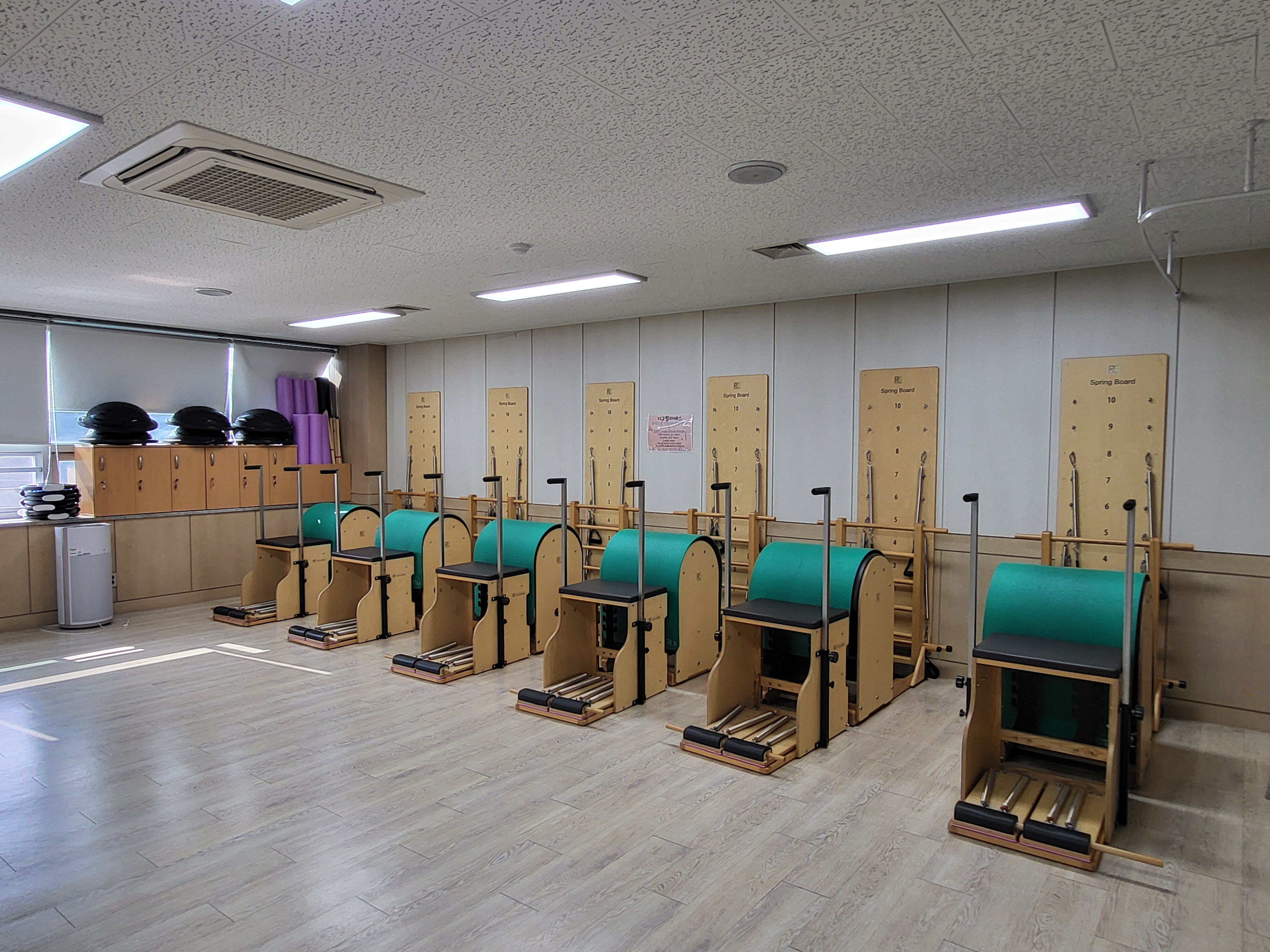 늘푸른전당의 프로그램실2 내부를 촬영한 사진이며, 기구(체어) 6대가 일렬로 나열되어 있습니다.