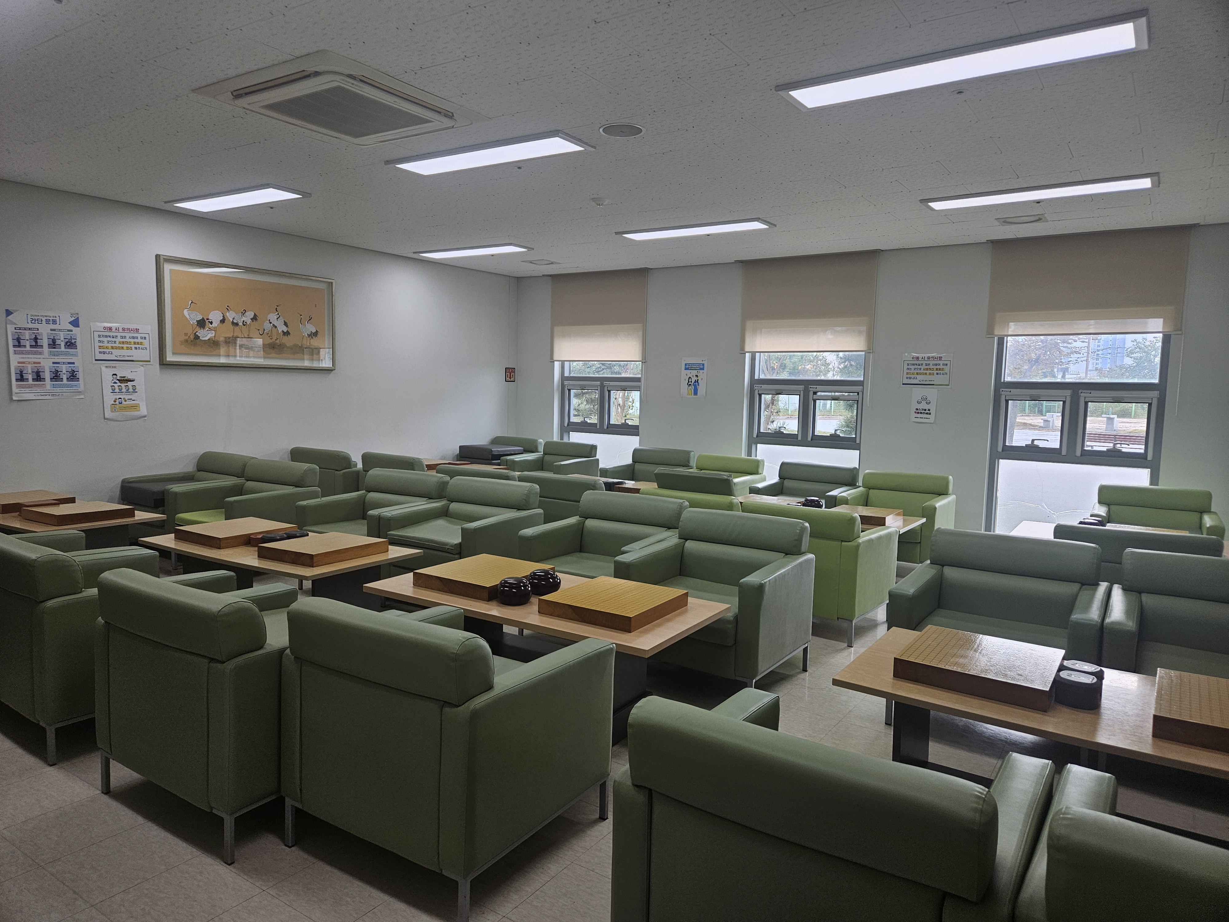 진동종합복지관 본관 1층 장기·바둑실 전체적인 모습 촬영이며, 쇼파와 테이블위에 바둑판이 비치되어 있다.