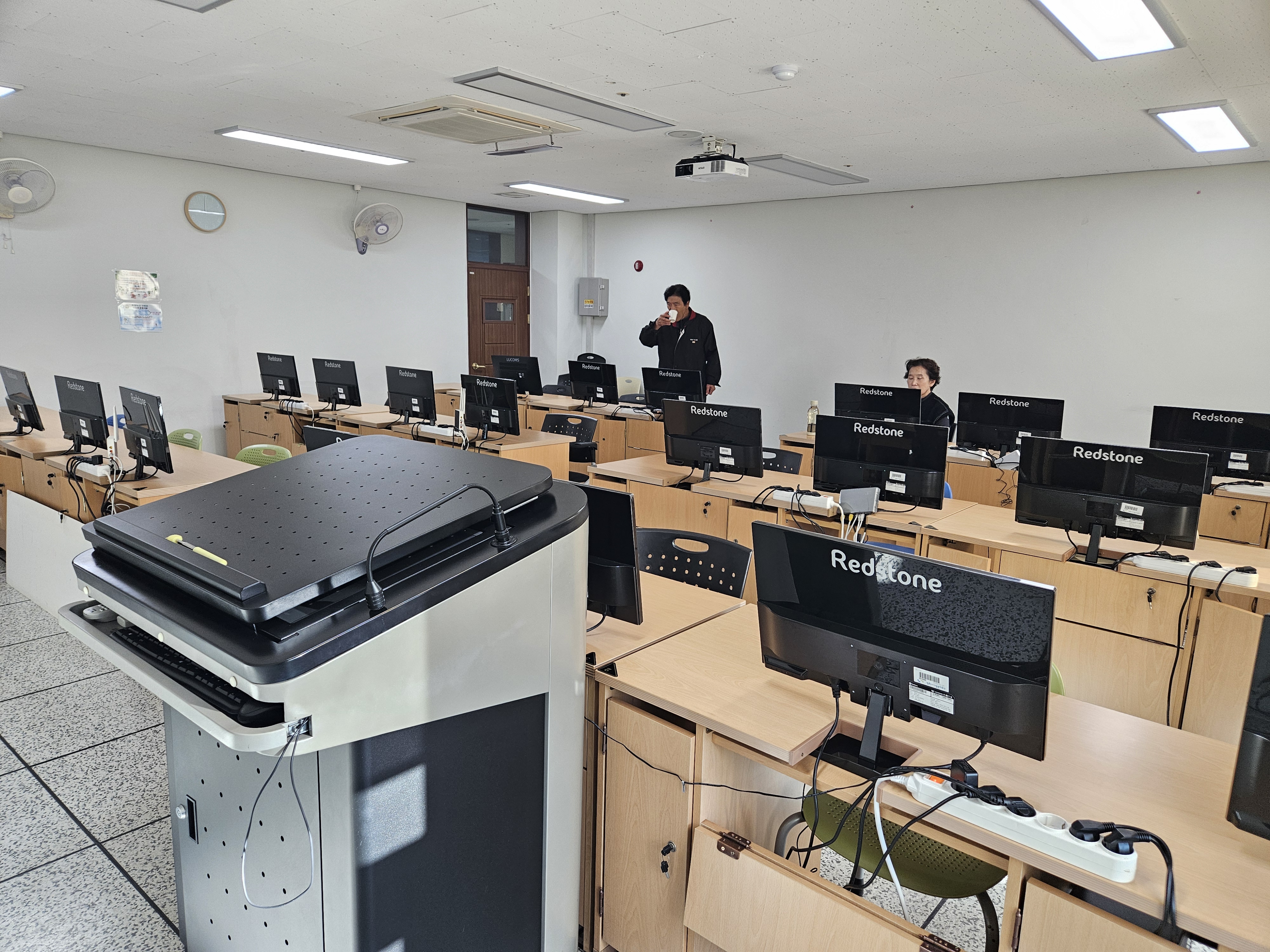 우측 앞쪽에서 바라본 진동종합복지관 본관 1층 정보화실 전체적인 모습 촬영