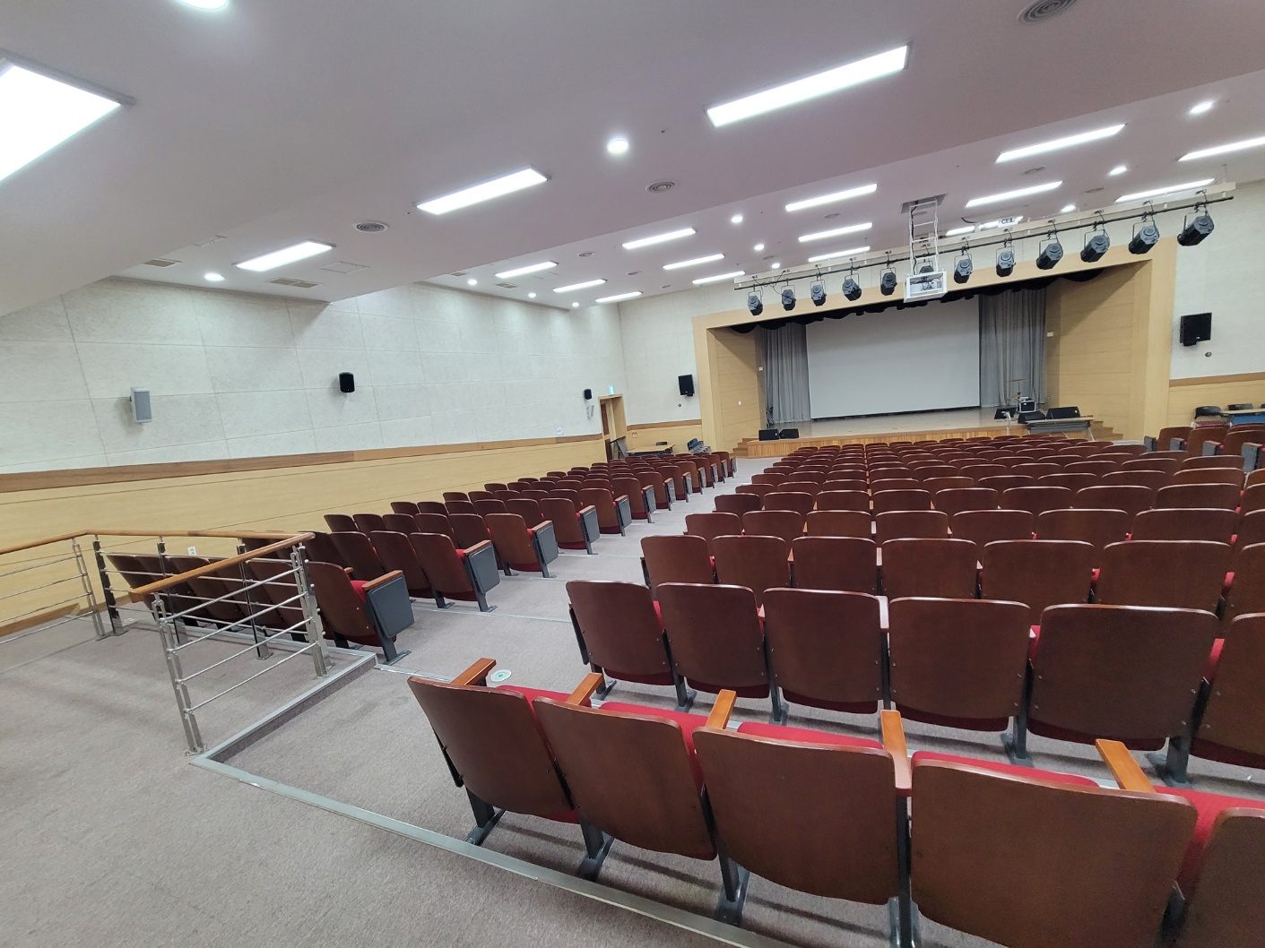 중간 객석에서 무대를 바라본 진동종합복지관 본관 3층 강당 전체적인 모습 촬영