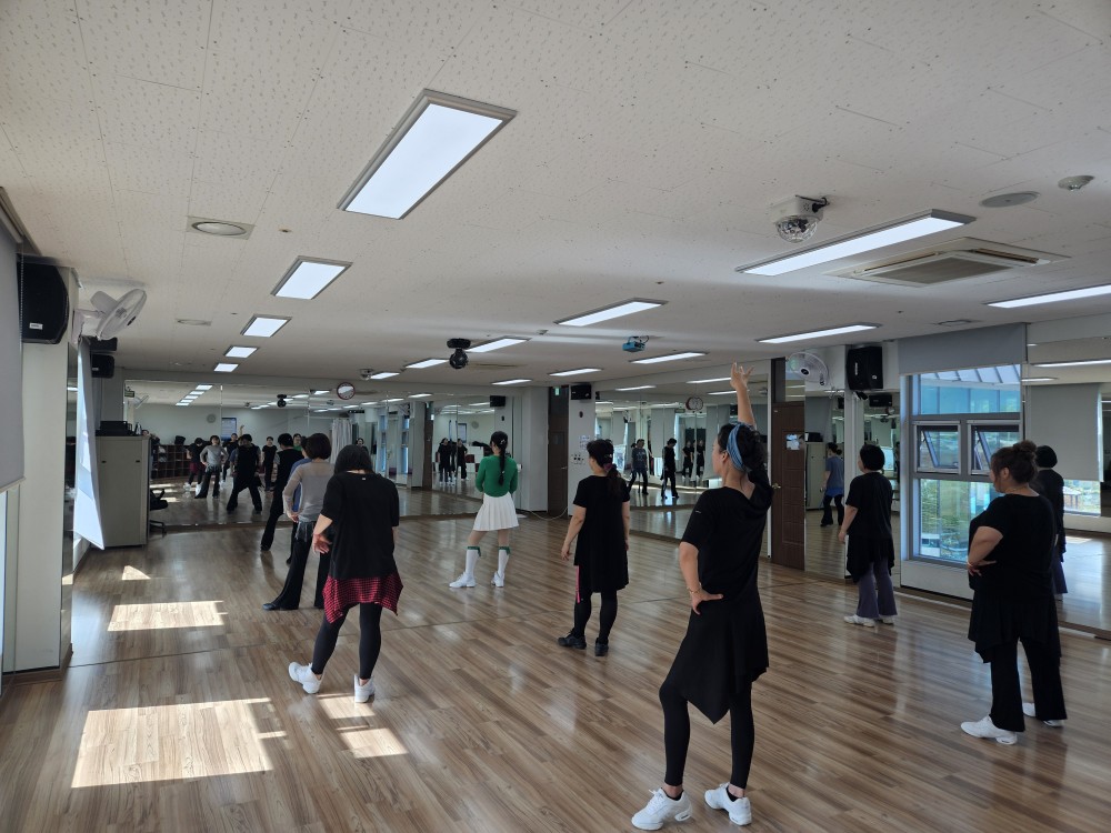 진동종합복지관 본관 3층 휘트니스실 전체적인 모습 촬영 회원들이 스트레칭을 하고 있는 모습입니다