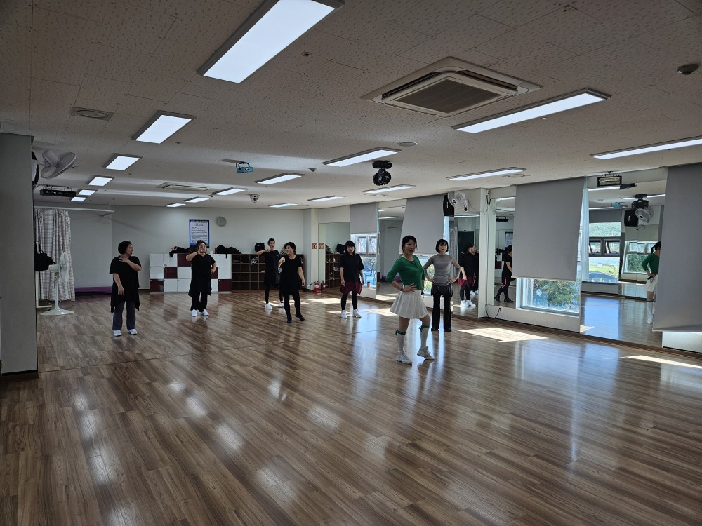 진동종합복지관 본관 3층 휘트니스실 전체적인 모습 촬영 회원들이 스트레칭을 하고 있는 모습입니다
