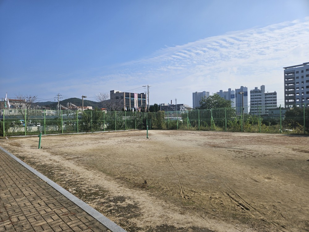 인도에서 바라본 진동종합복지관 족구장을 촬영한 모습입니다