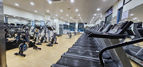 진해국민체육센터의 헬스장 내 안쪽 가장자리에서 운동기구를 촬영한 사진이며, 유산소 기구들이 배치되어 있습니다.