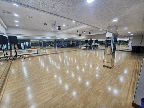 진해국민체육센터의 3층 다목적실 내부이며 입구 쪽 가장자리에서 촬영한 사진이며, 넓은 공간을 제공하고 있습니다.