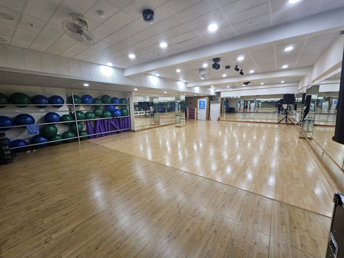 진해국민체육센터의 3층 다목적실 내부이며 안쪽 가장자리에서 촬영한 사진이며, 좌측에는 필라테스를 위한 도구를 두는 선반이 위치해 있습니다.
