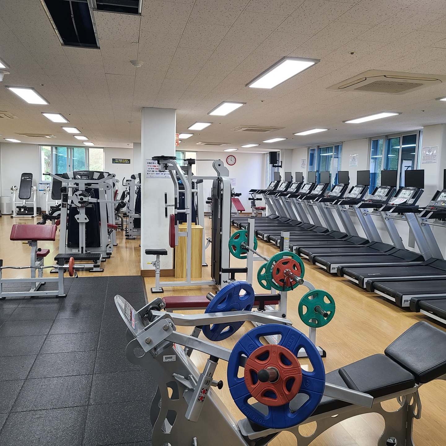용원국민체육센터 2층헬스장 입구쪽에서 바라본 장면입니다