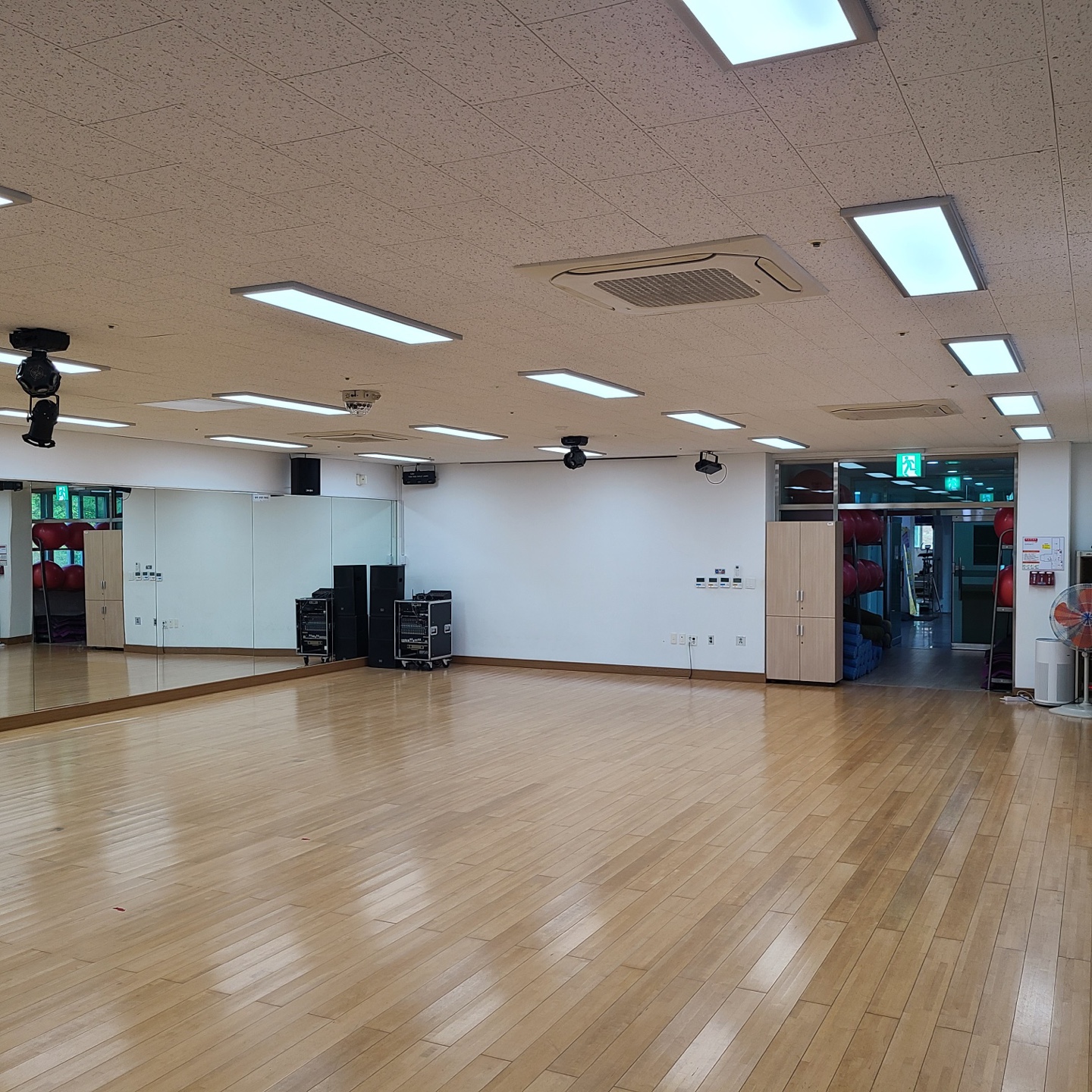 용원국민체육센터 2층 다목적실 안쪽 창가에서 입구쪽 사진 장면 입니다