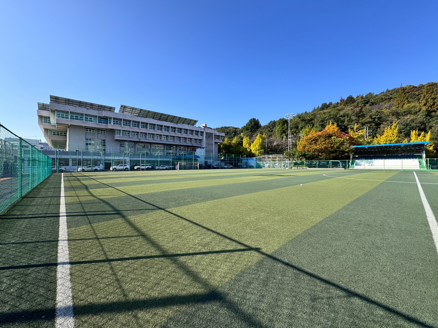 인조잔디구장 맨끝에서 바라본 인조잔디구장 모습