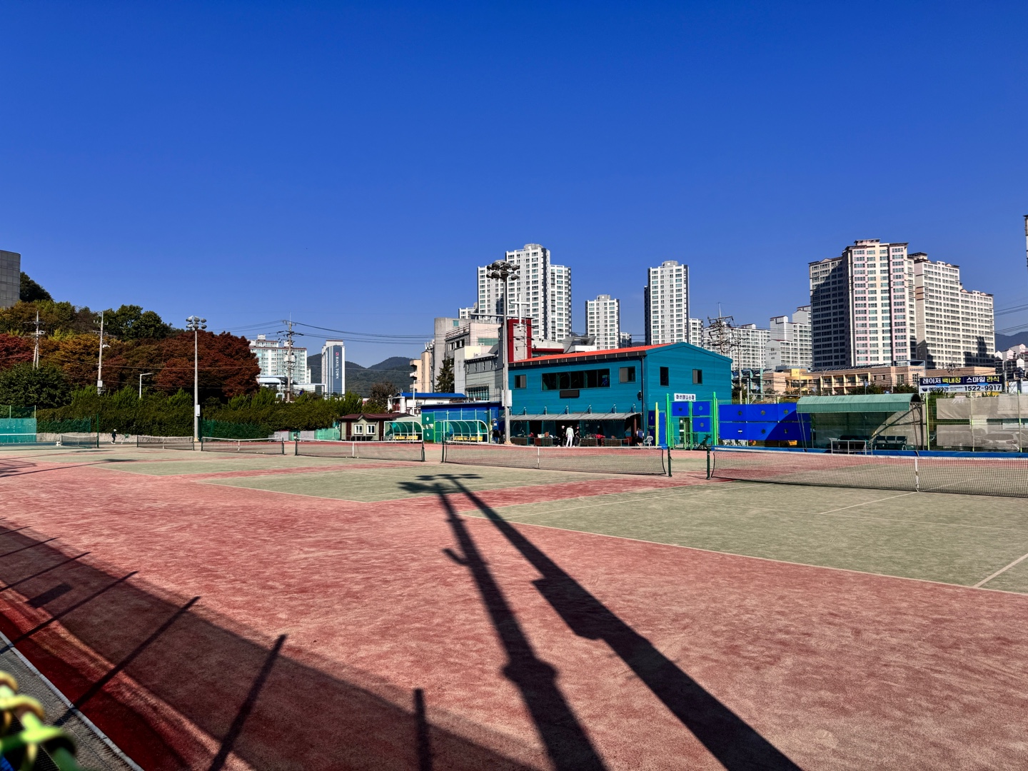 테니스장 안에서 바라본 테니스장 모습
