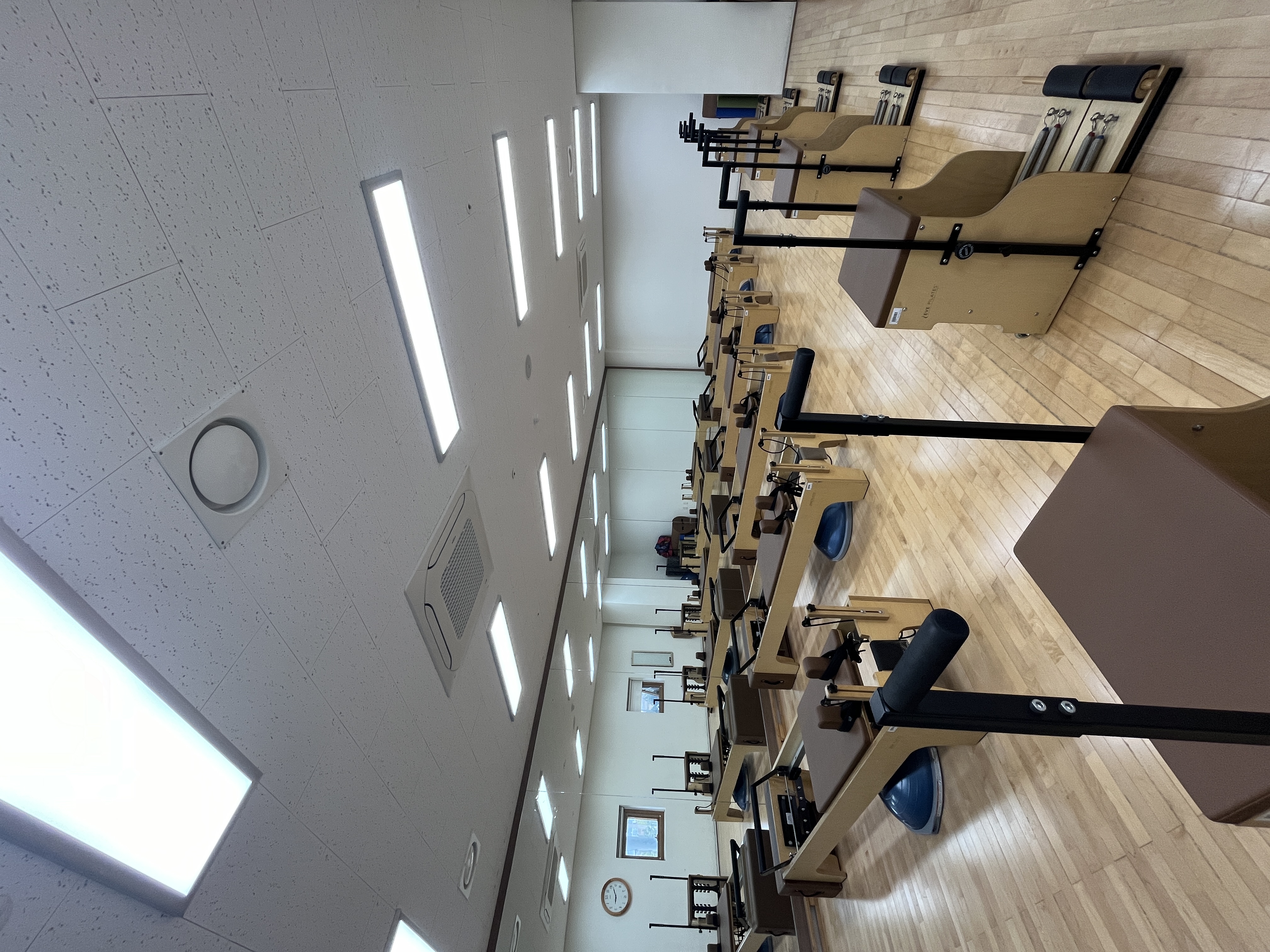 2층 필라테스스튜디오 내부에 위치한 기구필라테스실 - 거울쪽에서 바라본 내부 모습