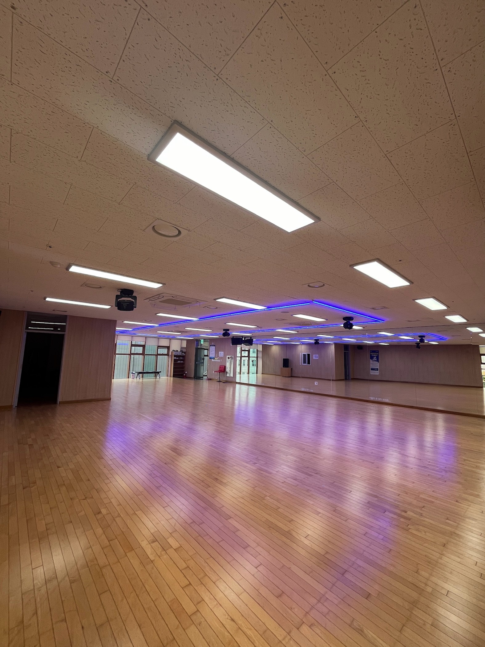 3층 휘트니스 1실 입구에서 바라본 내부 전경