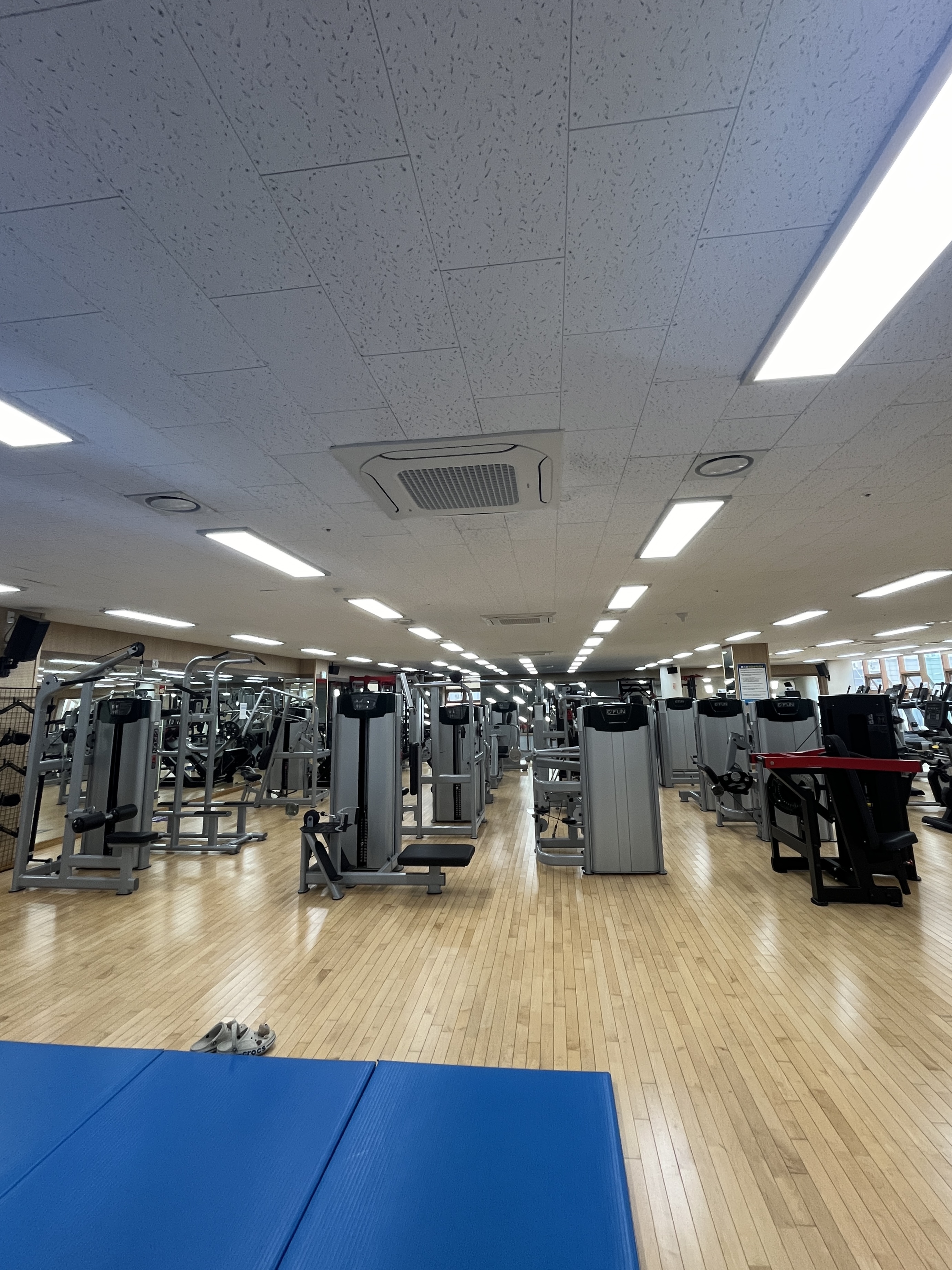 4층 헬스장 입구라인 메트리스 위에서 바라본 실내 전경