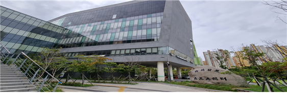 센터 주출입구쪽 광장에서 바라본 센터 전경