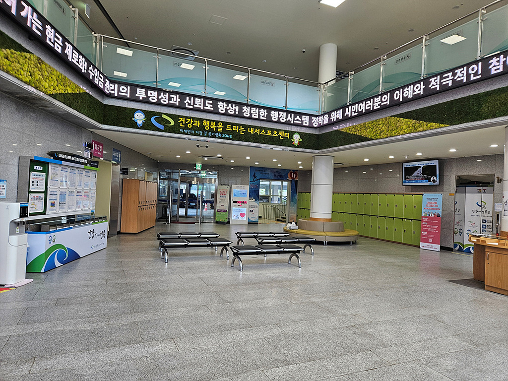 1층 출입로에서 바라본 내서스포츠센터 로비입니다. 1층 로비에는 고객편의 공간, 안내게시판, 프로그램 접수처가 있습니다.
