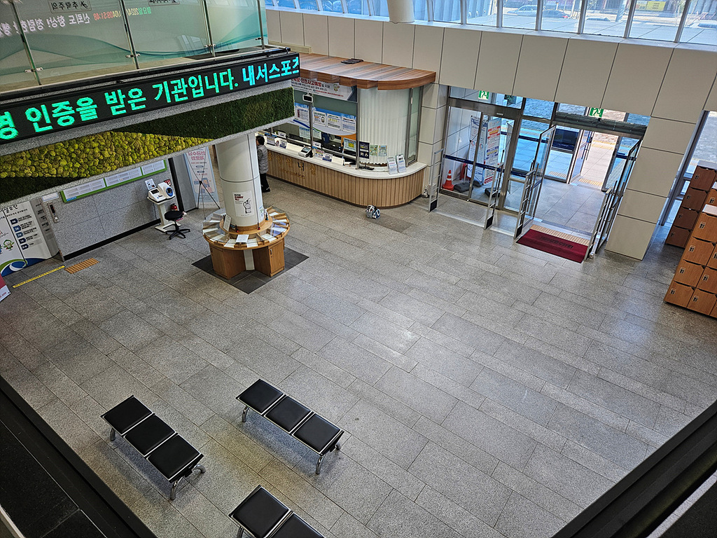 2층에서 내려다본 1층 로비의 전경입니다.