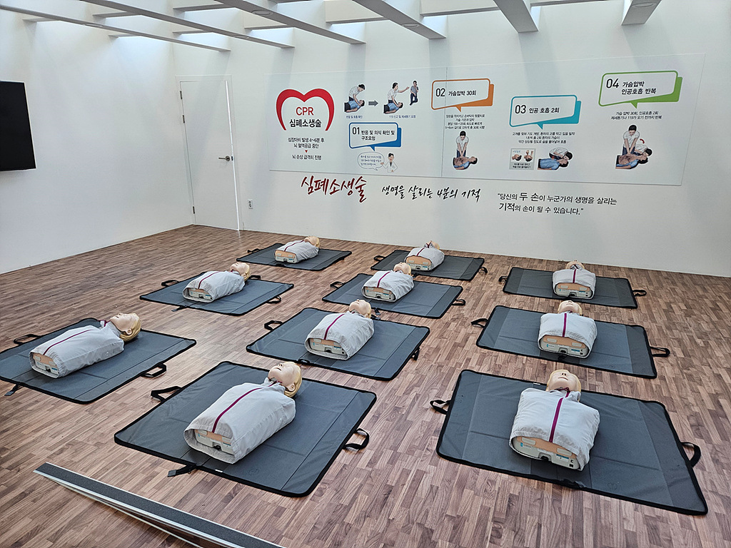 내부 좌측에서 바라본 심폐소생술체험관입니다. 3층에 위치해 있으며 일반인 및 이용고객 대상으로 응급처치교육을 하는 공간입니다.