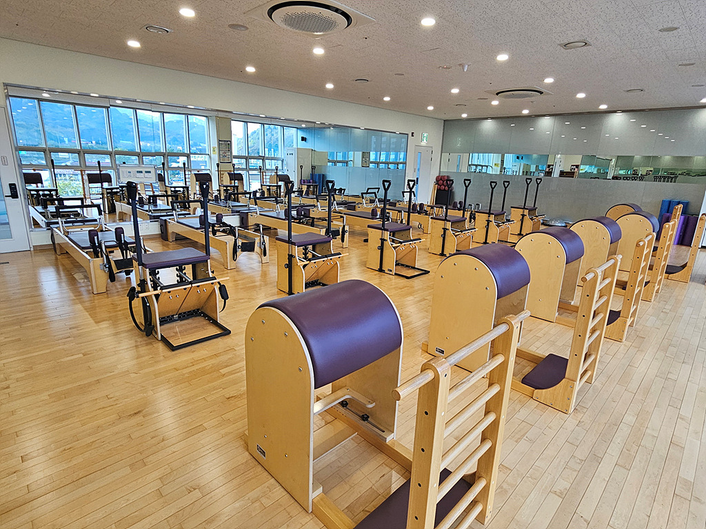 내부에서 바라본 필라테스 스튜디오입니다. 창가측을 기준으로 리포머, 체어, 바렐 기구가 나열되어 있습니다.