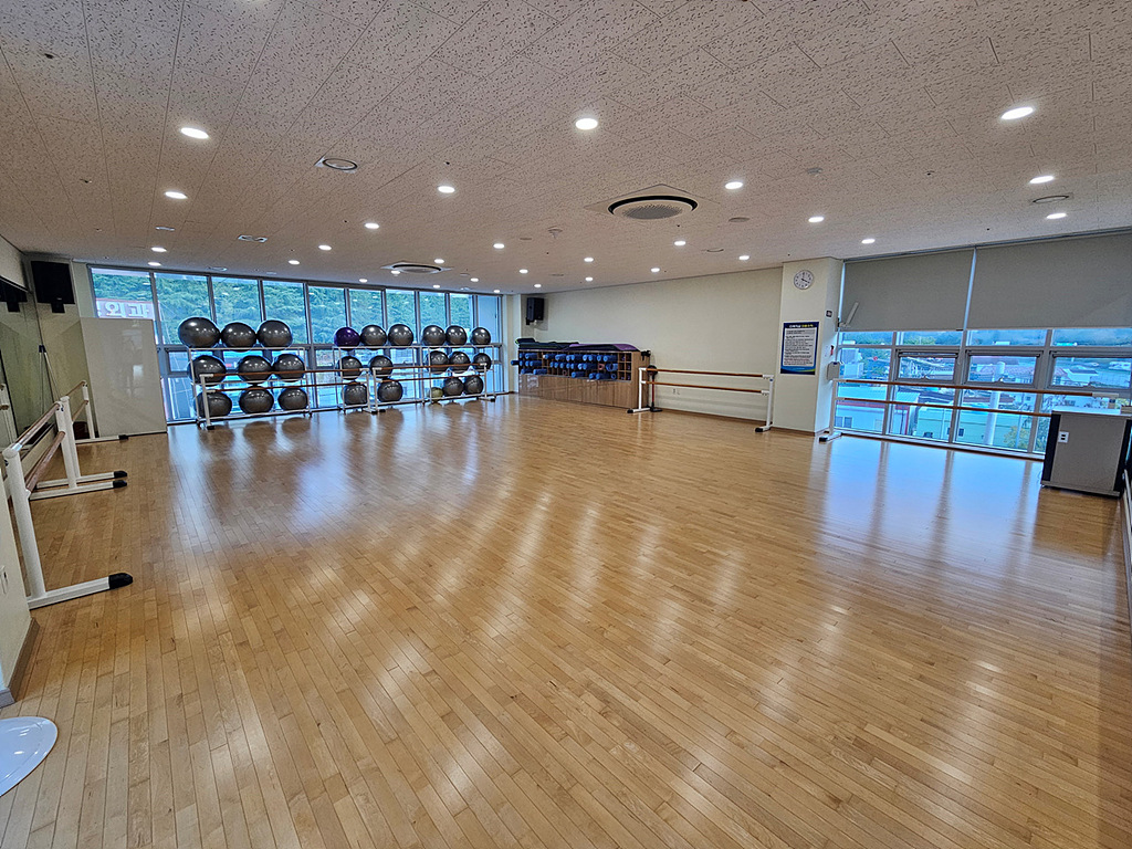 입구에서 바라본 다목적실이며, 안쪽과 우측에 창가가 배치되어 있습니다. 또한 조명에 비쳐 광이 나는 바닥을 볼 수 있습니다.
