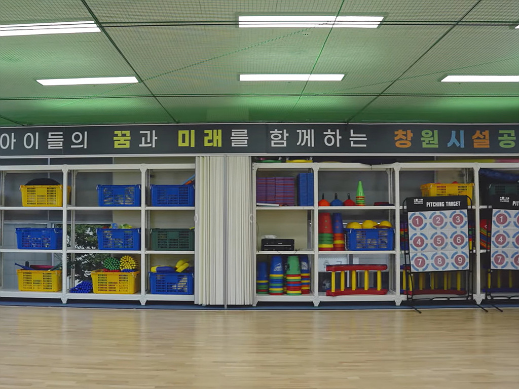 내부에서 바라본 다목적실입니다.
       2층에 위치해 있으며 다양한 교구활동 및 체험공간으로
       운영되고 있습니다.