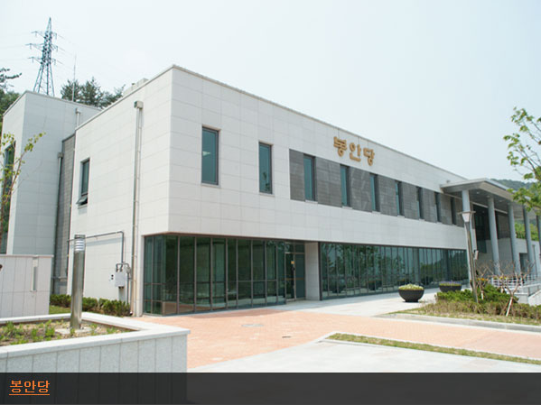 측면에서 바라본 상복공원 봉안당의 모습