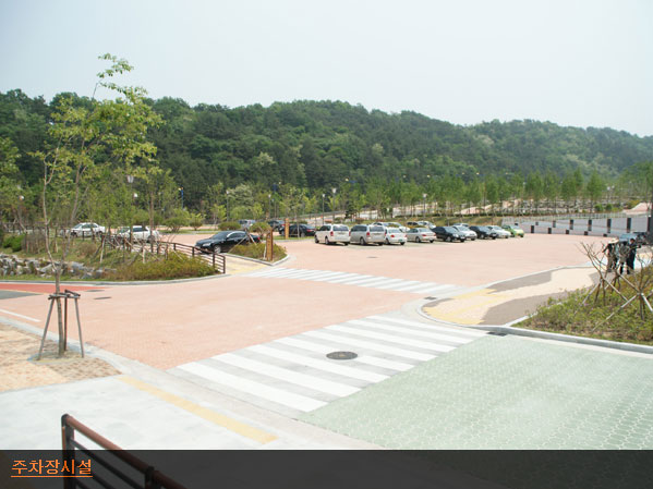 측면에서 바라본 상복공원 화장장 주차장의 모습