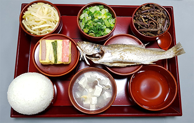 상식 차림 사진 