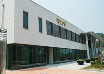 측면에서 바라본 상복공원 봉안당의 모습