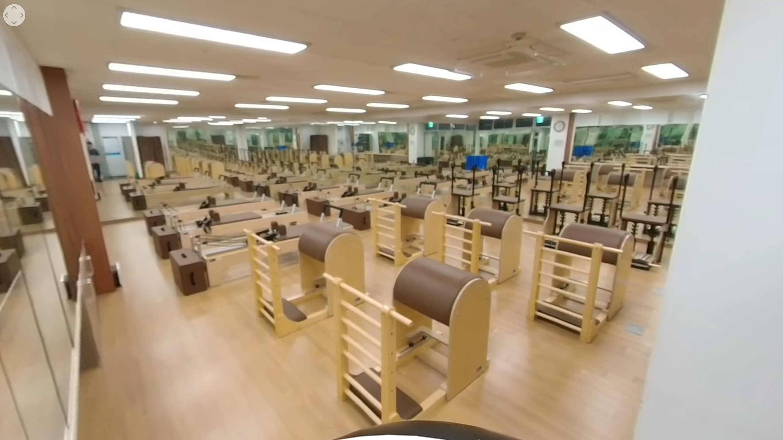 우리누리청소년문화센터의 1층 기구피트니스실이며, 내부 전체를 촬영한 사진입니다. 프로그램 강습을 위한 기구(바렐, 체어)가 나열되어 있습니다.