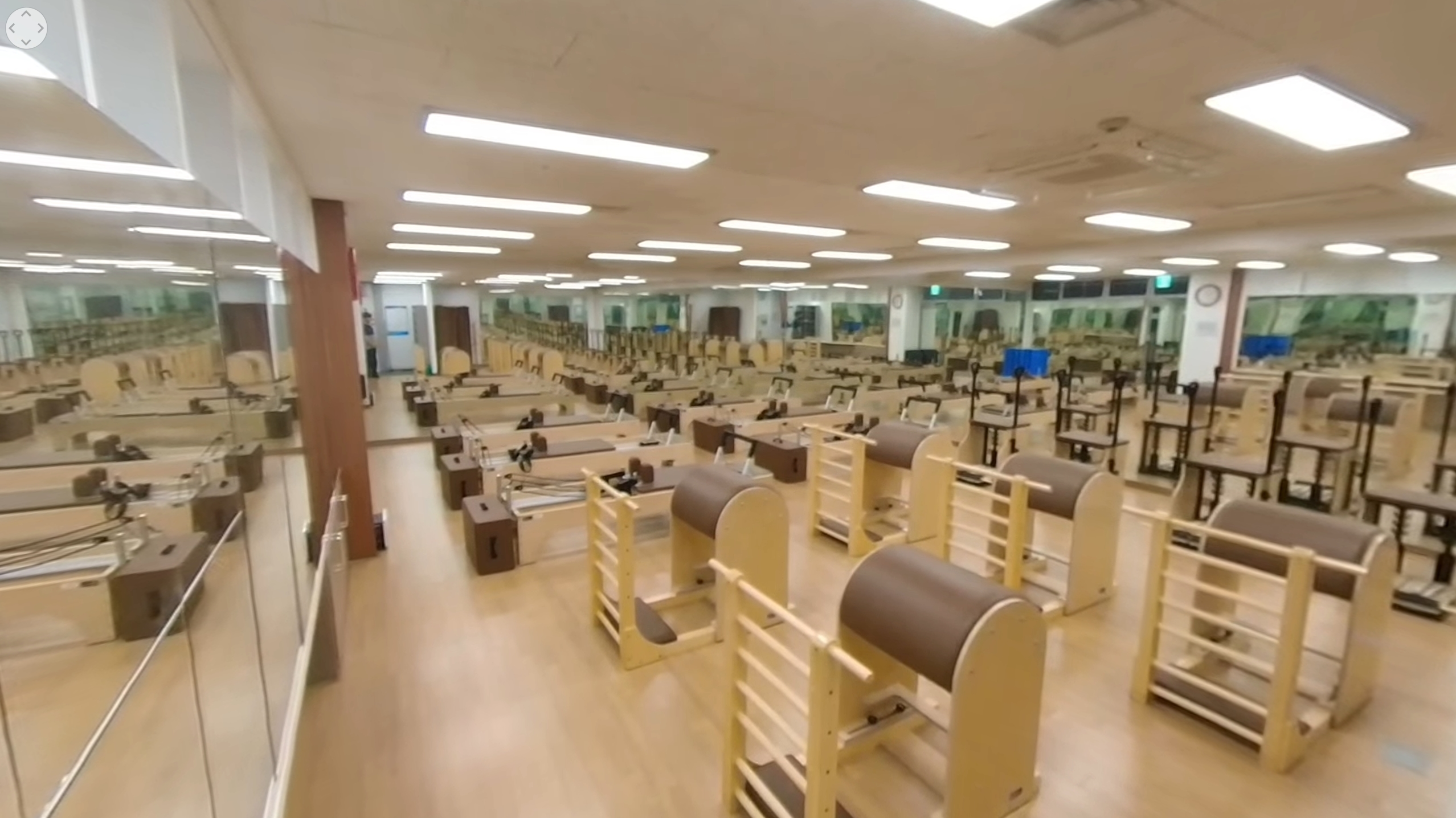 우리누리청소년문화센터의 1층 기구피트니스실이며, 안쪽 가장자리에서 촬영한 사진입니다. 좌측에는 벽 거울이, 우측에는 기구(바렐)가 위치해 있습니다.