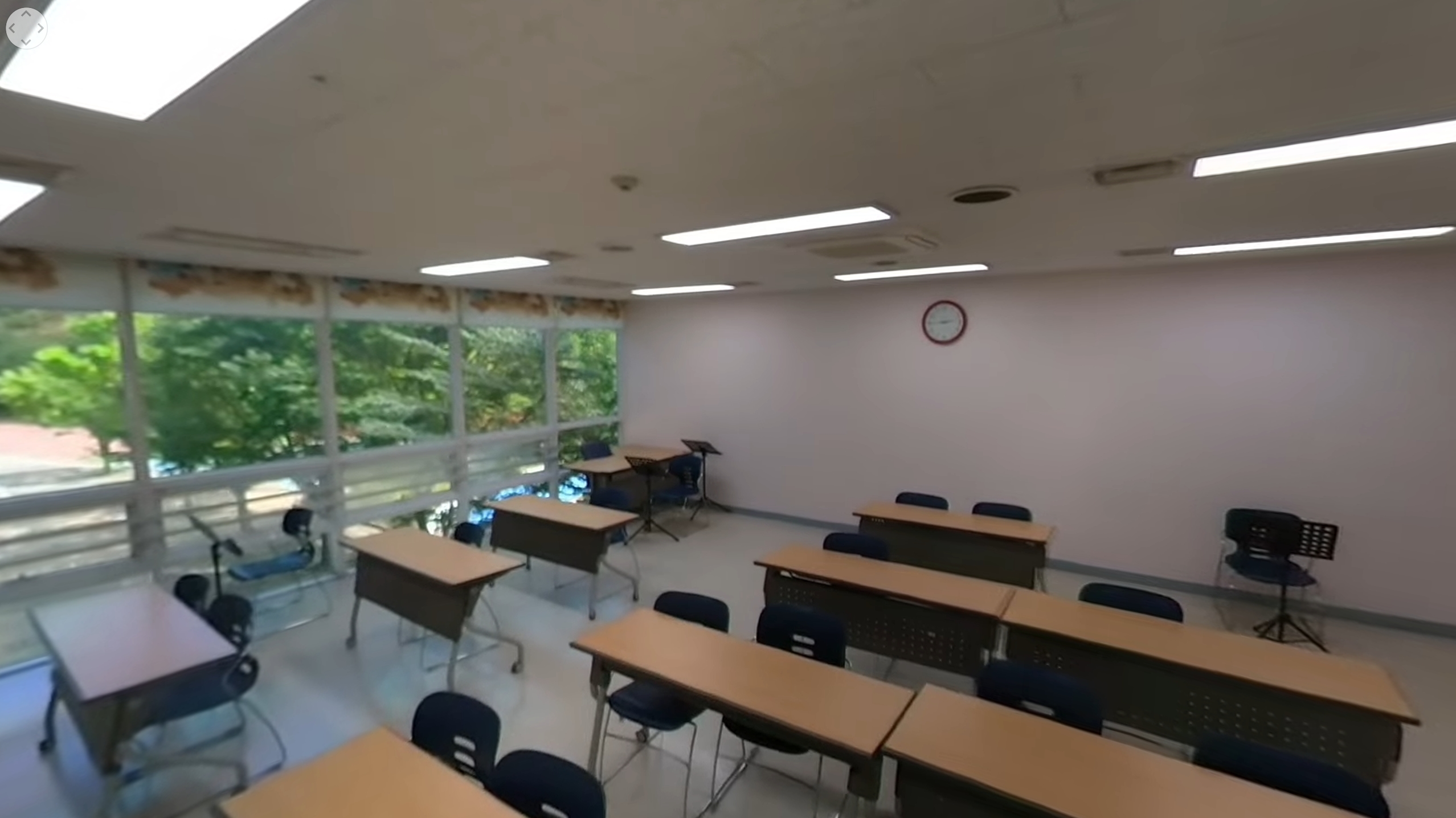 우리누리청소년문화센터 3층의 교육프로그램실 내부이며, 책상과 의자가 3분단으로 구분되어 나열되어 있습니다.