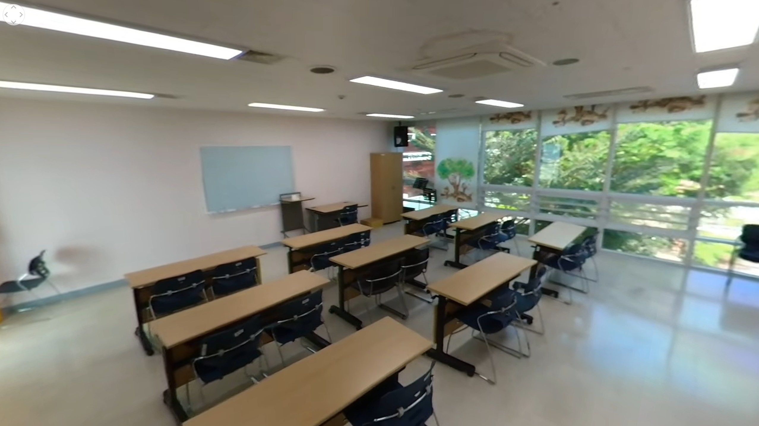 우리누리청소년문화센터 3층의 교육프로그램실 내부이며, 책상과 의자가 3분단으로 구분되어 나열되어 있습니다.