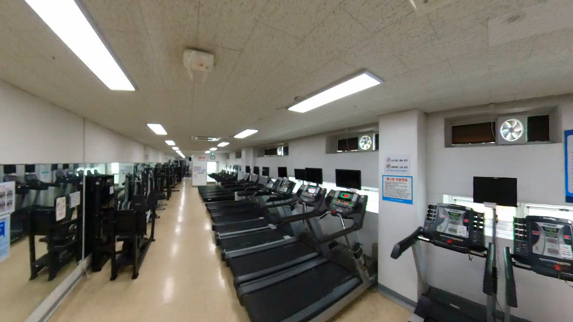 우리누리청소년문화센터 3층의 헬스장 내부이며, 우측에는 머신러닝이 일렬로 나열되어 있습니다.